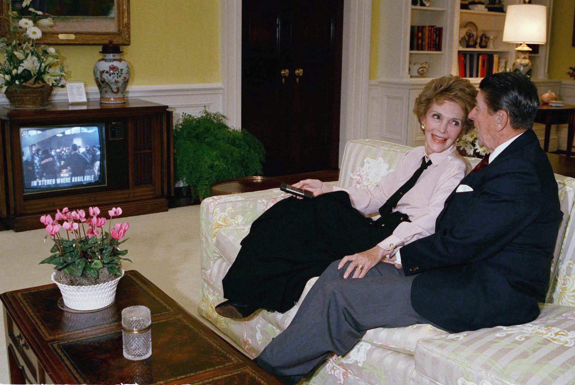 Så här såg det ut i bostadsdelen av Vita huset i slutet av Ronald Reagans presidenttid. Här tittar han och hustrun Nancy på tv valkvällen den 8 november 1988.