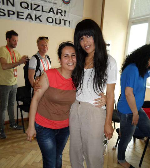 Loreen tillsammans med journalisten Aytan Mammadova under ett besök hos en kvinnogrupp i Baku 2012. 