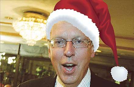 Tveksamt agerande Finansmarknadsminister Mats Odell framstår som en jultomte som driver en finansiell julgransplundring när statens tillgångar nu säljs ut.