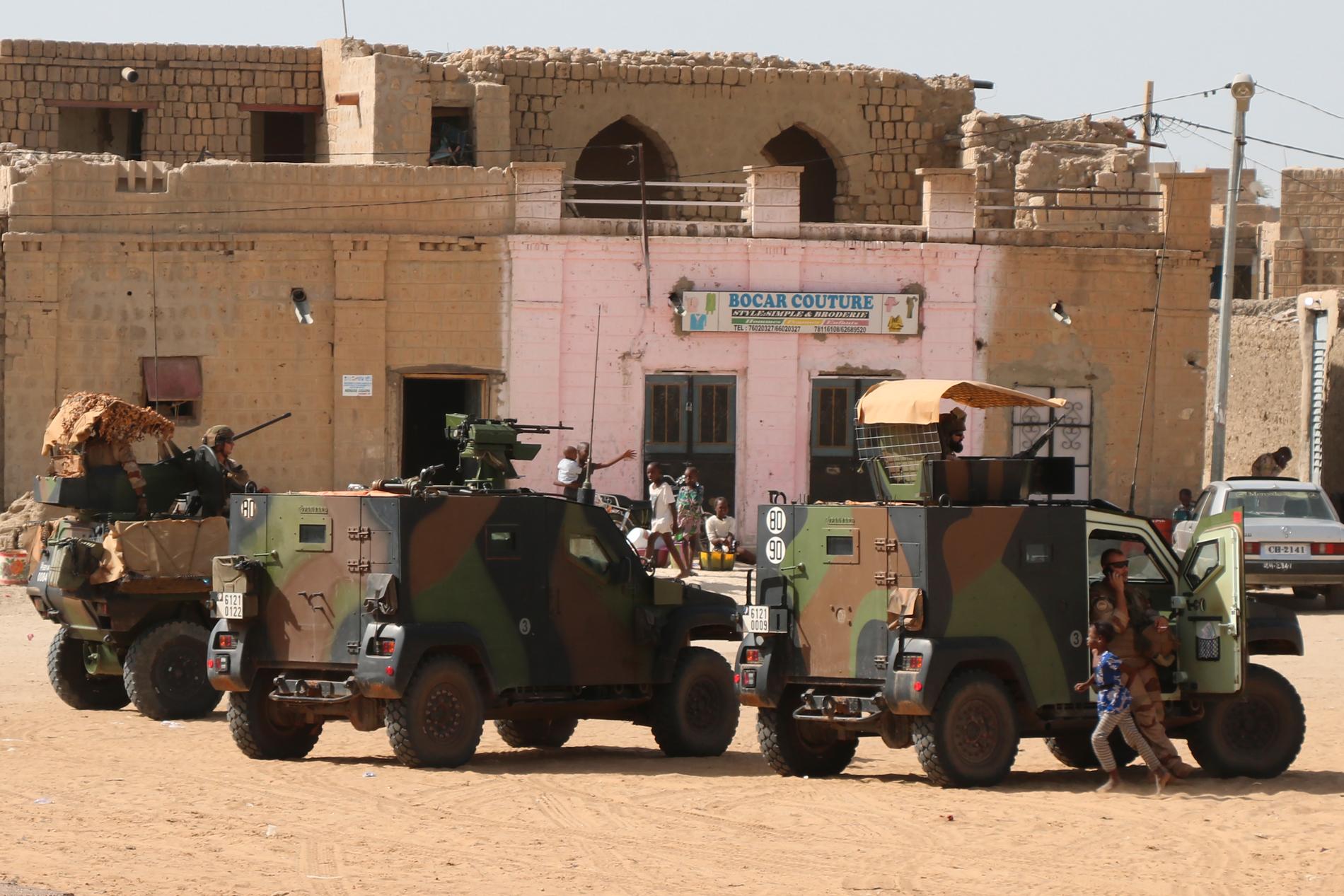 Danmark tar hem militärer från Mali. Här patrullerar franska soldater i samma insats i staden Timbuktu. Arkivbild.