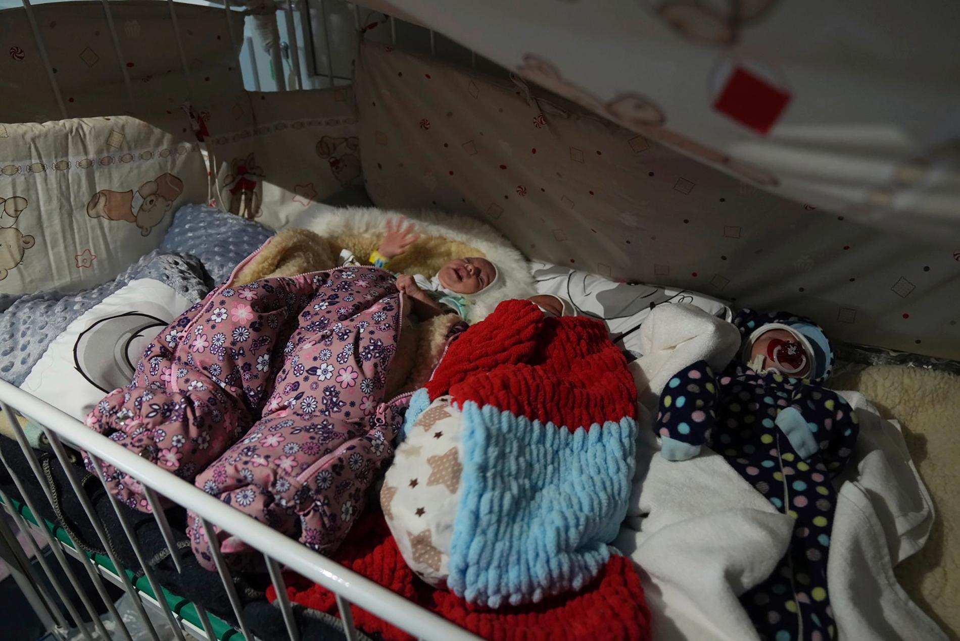  För tidigt födda barn i en säng på sjukhus nummer 3 i Mariupol. Enligt uppgifter har de blivit kvar utan sina föräldrar när sjukhuset bombades av ryska styrkor.