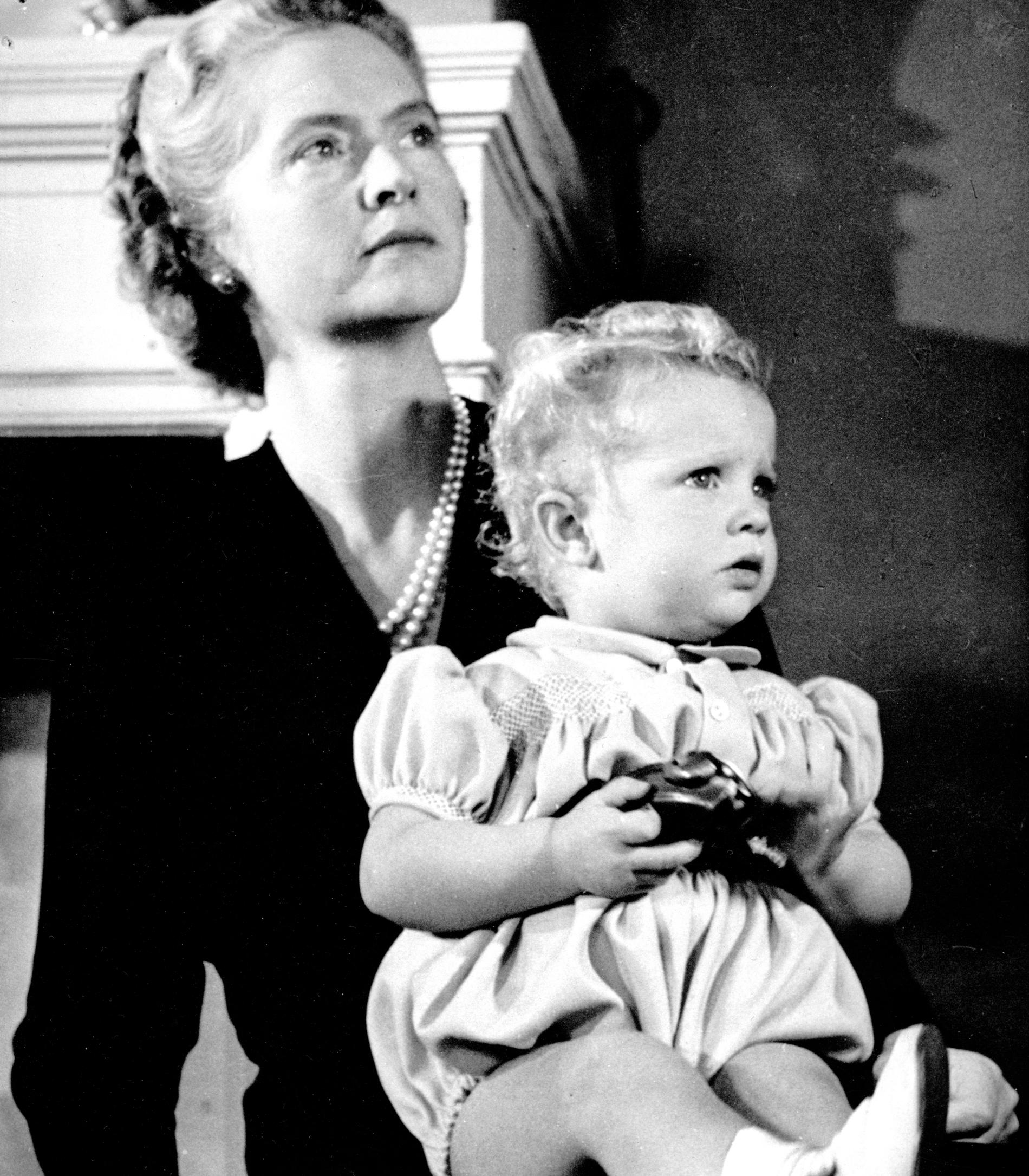 Prins Carl Gustaf med sin mamma prinsessan Sibylla. 