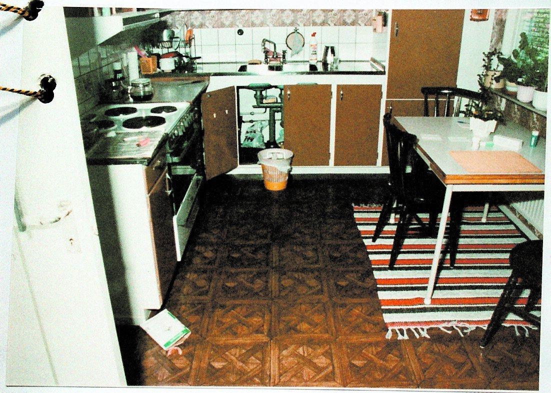 HÄR HITTADES HON STRYPT I maj 1993 hittade hemtjänsten Märta Pettersson mördad i sin lägenhet. I köket syntes spår av att ett bråk hade ägt rum.