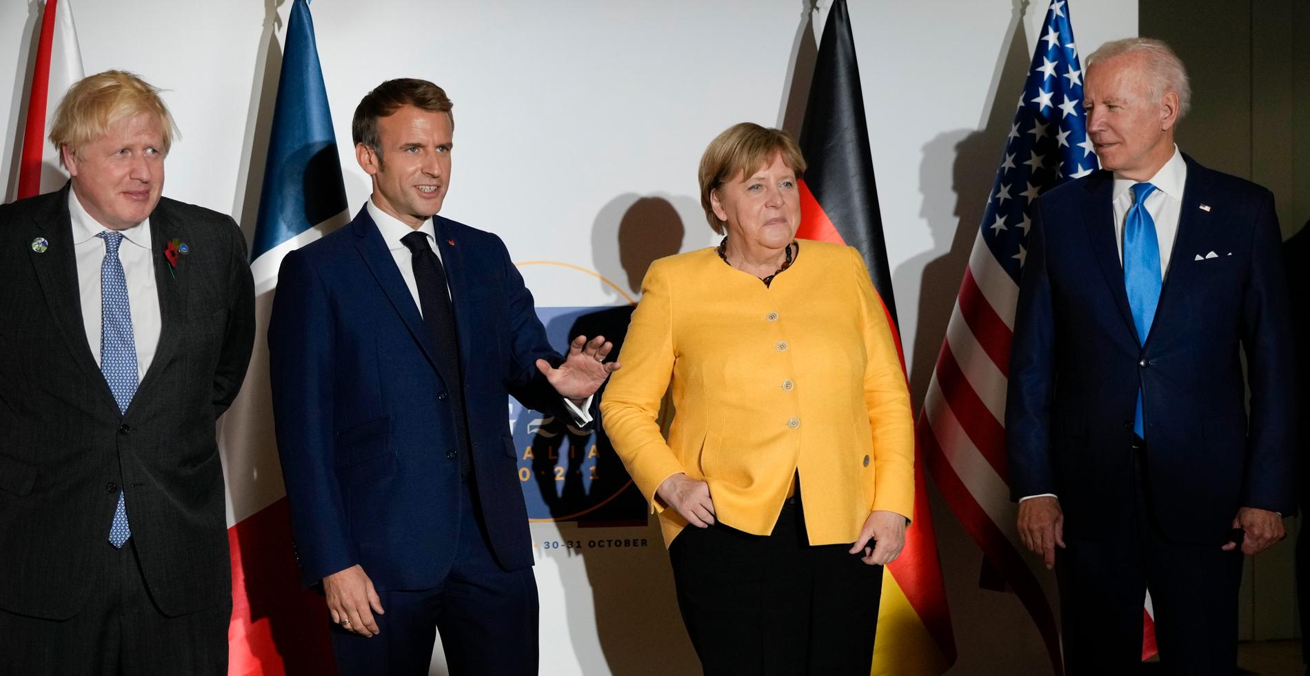 Storbritanniens premiärminister Boris Johnson, Frankrikes president Emmanuel Macron, Tysklands förbundskansler Angela Merkel, och USA:s  president Joe Biden på plats på G20-ländernas toppmöte i Rom.