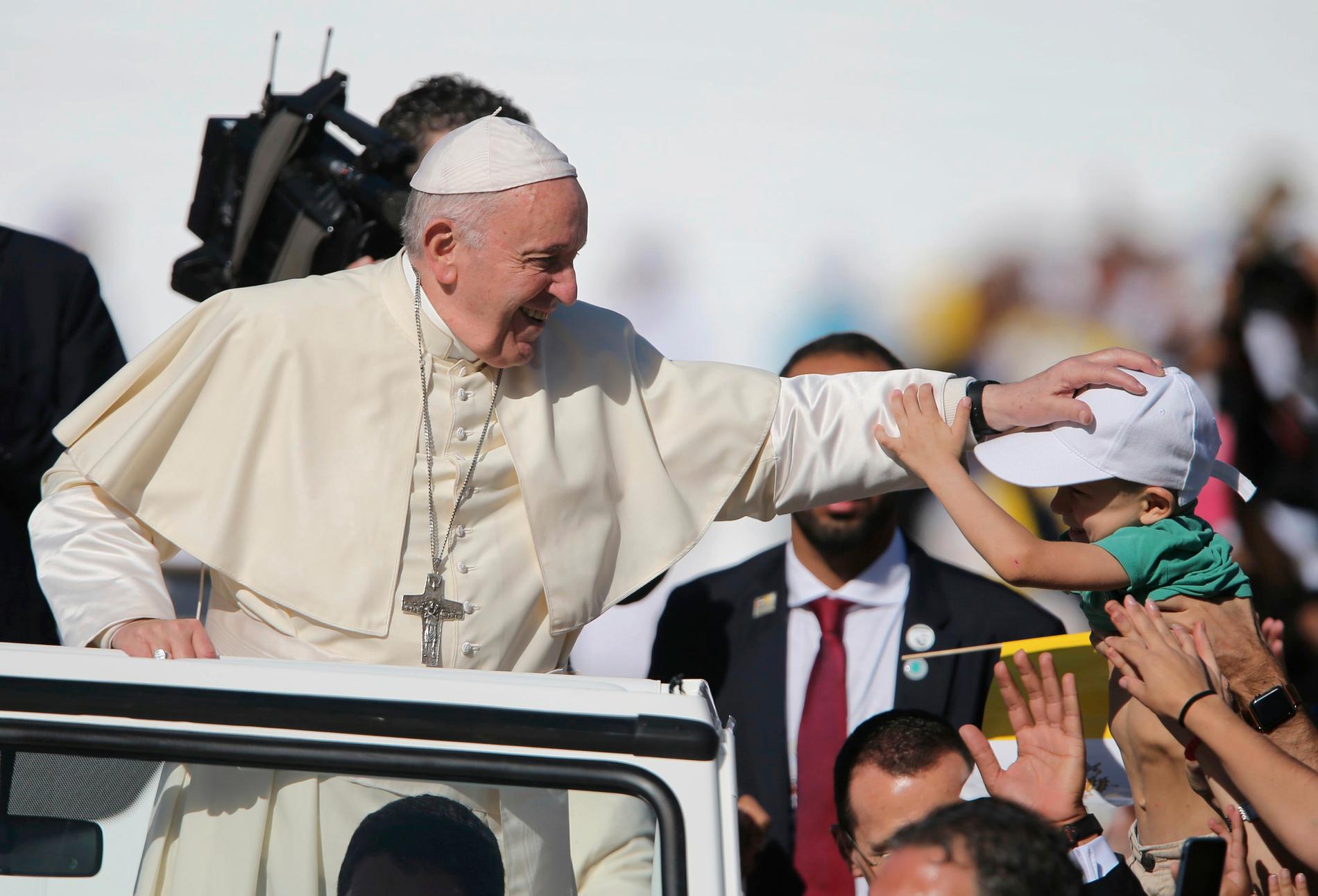 Påve Franciskus välsignar en liten pojke under mässan.