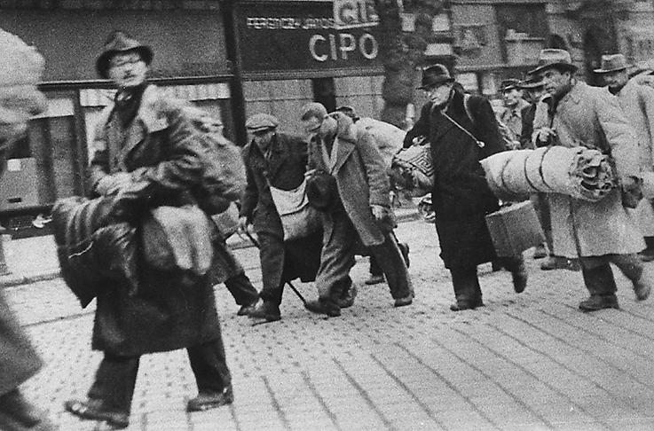 Ungerska judar i Budapest på väg till förintelseläger, 1941.