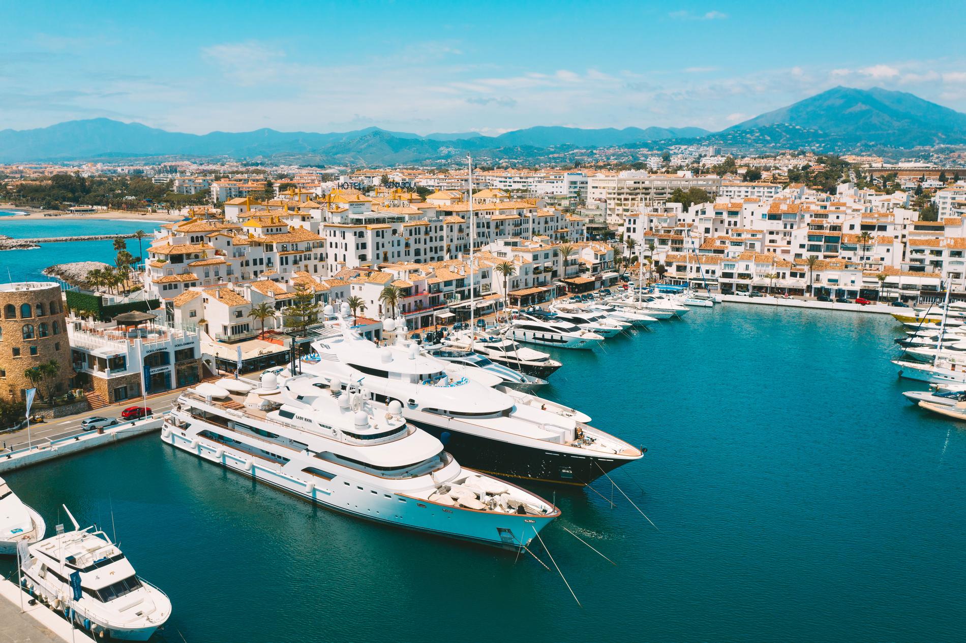 Marbella har kallats de rikas lekplats. I Puerto Banús ligger lyxyachterna på rad året runt. 