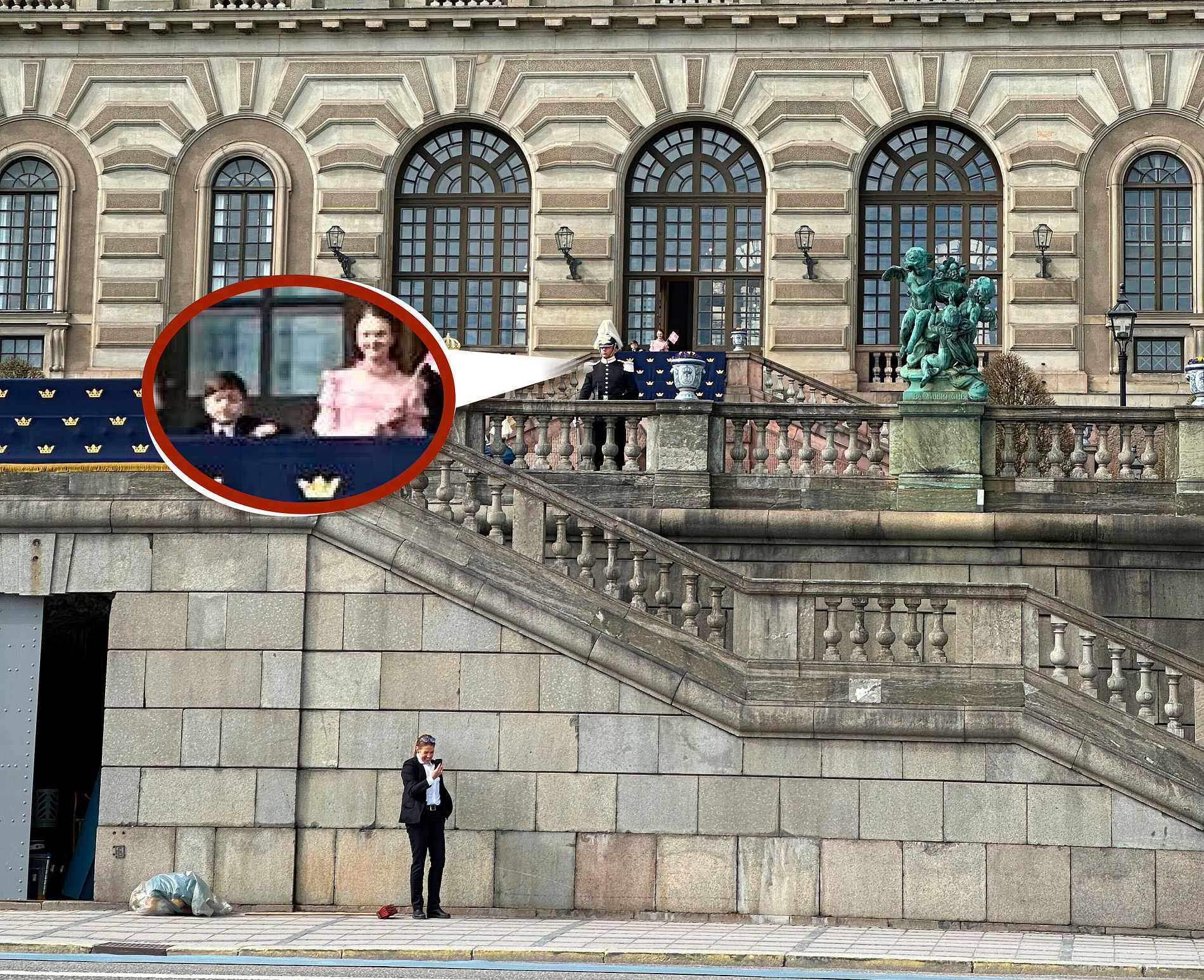 Prinsessan Estelle och prins Oscar kikar fram på balkongen.