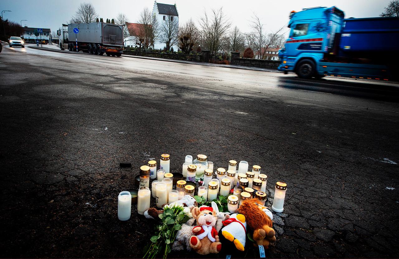 På torsdagskvällen samlades många i Hjärsås kyrka. På olycksplatsen har folk lämnat gosedjur och tänkt ljus för att hedra pojken.
