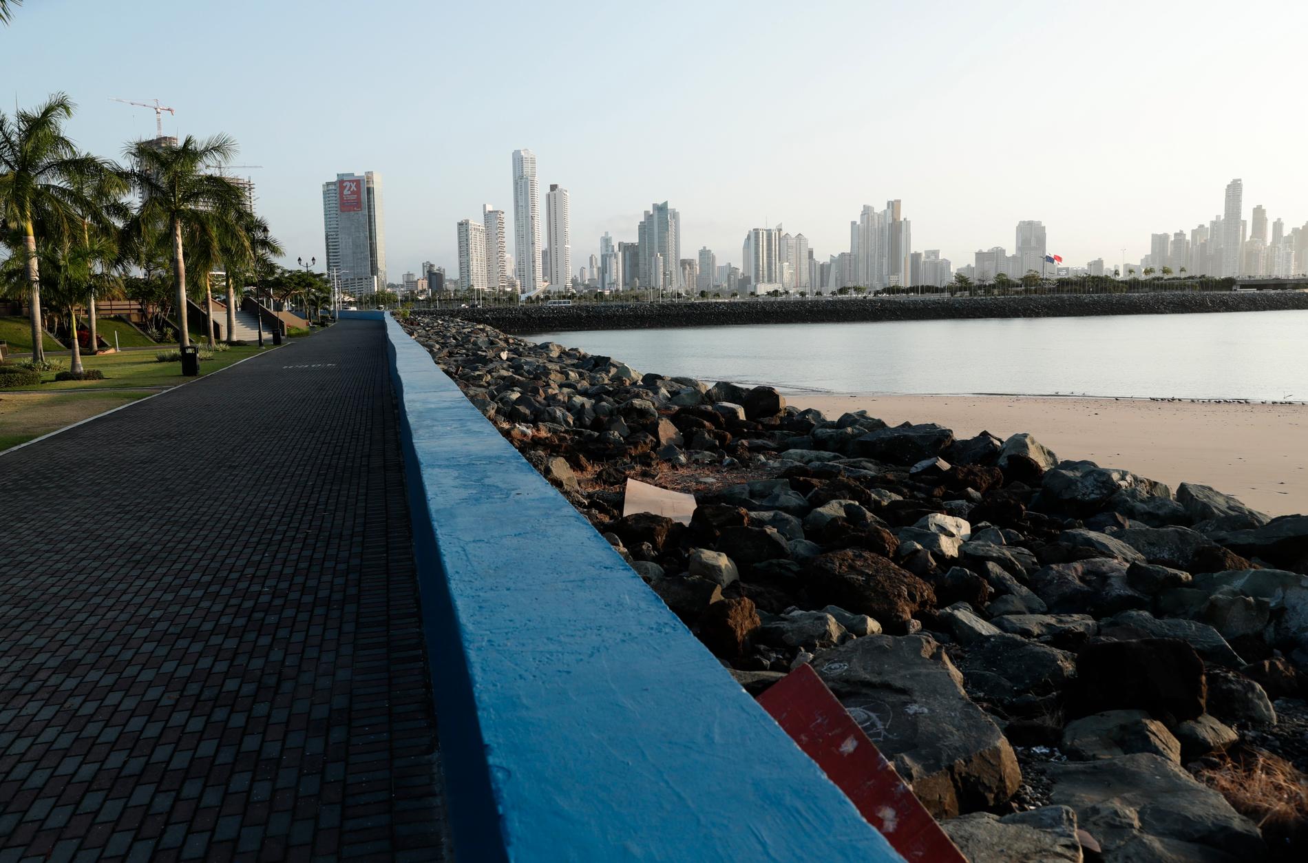 En folktom strandpromenad i Panama City förra veckan.