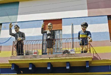 Från en balkong i stadsdelen La Boca tittar tre av Buenos Aires stoltheter ner på staden med sina skulpturögon – tangokungen Carlos Gardel, fotbollslegendaren Maradona samt Evita Peron, Argentinas egen Lady Di.