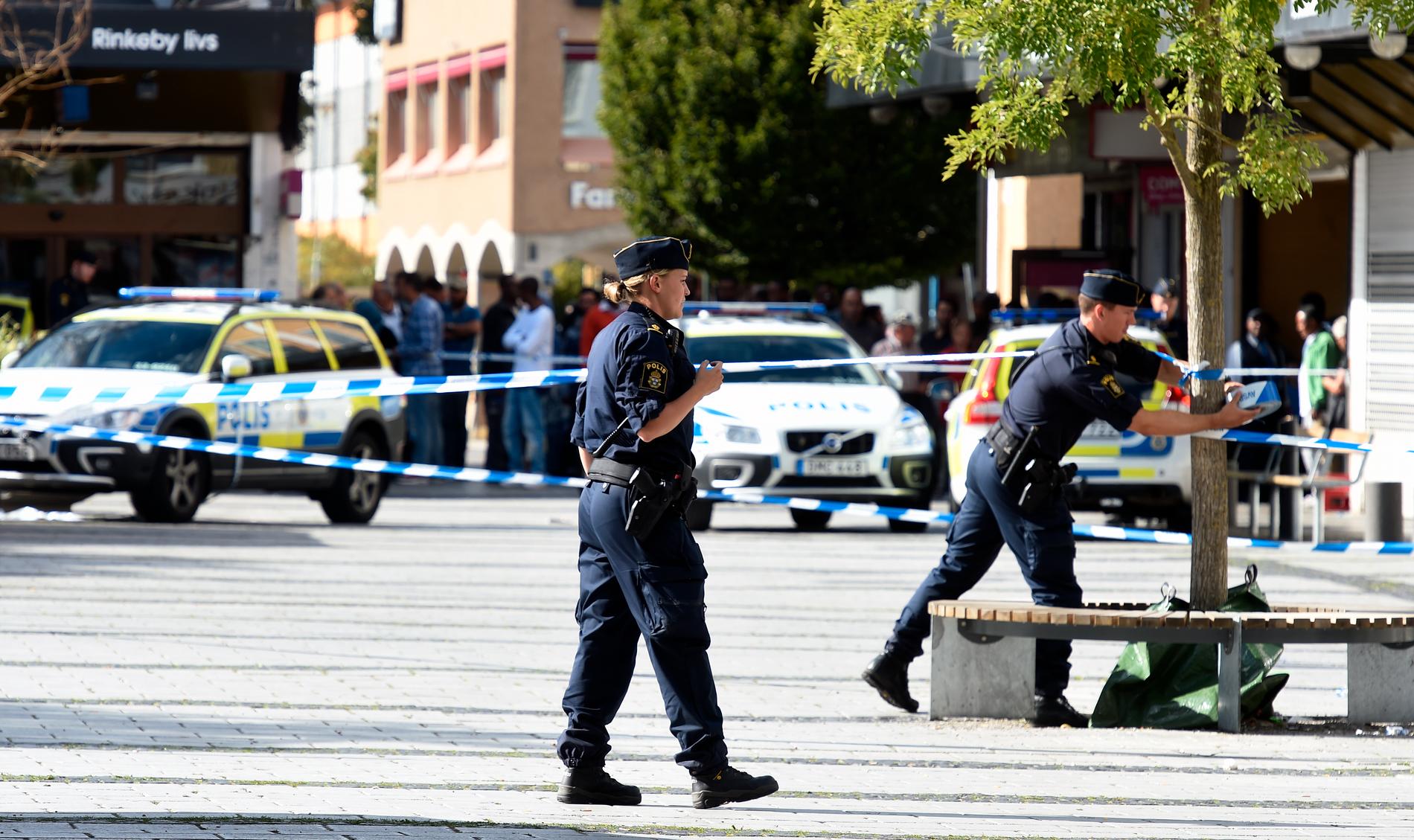 En person sköts till döds på Rinkeby torg.