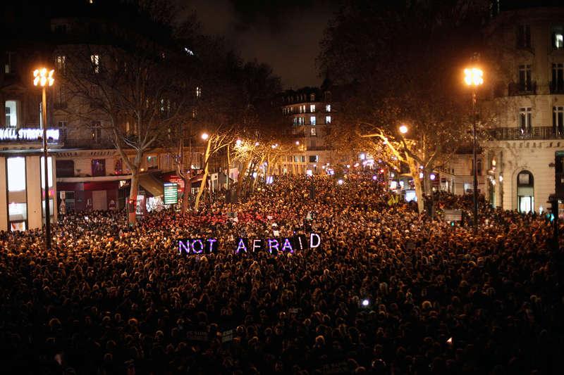 Efter attacken mot satirtidningen Charlie Hebdo i Paris slöt hundratusentals människor upp för att visa sin avsky mot hatet och terrorn. Foto: ap