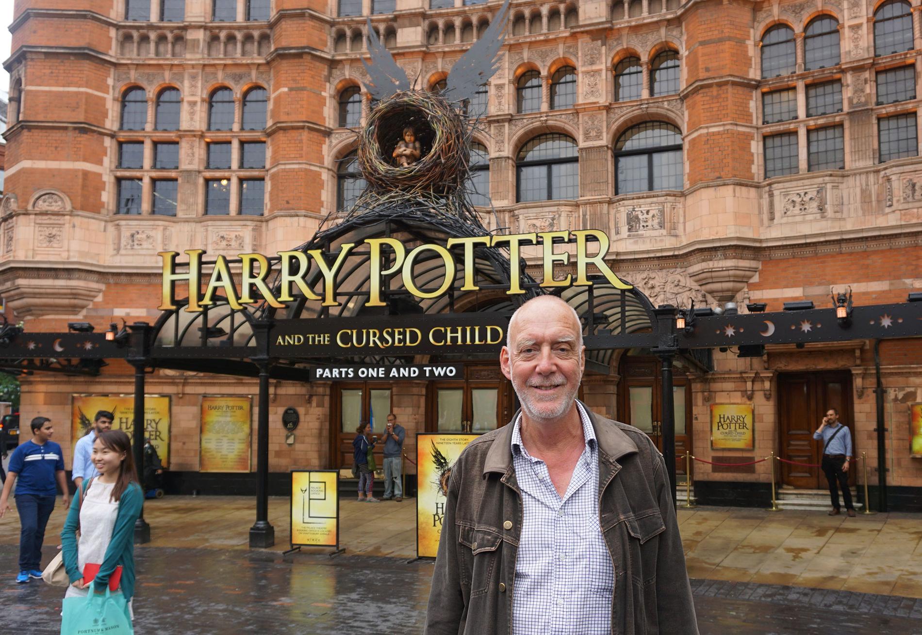 Nöjesbladets Jens Peterson vid The Palace theatre i London, där första Harry Potter-pjäsen haft premiär på tisdagskvällen.