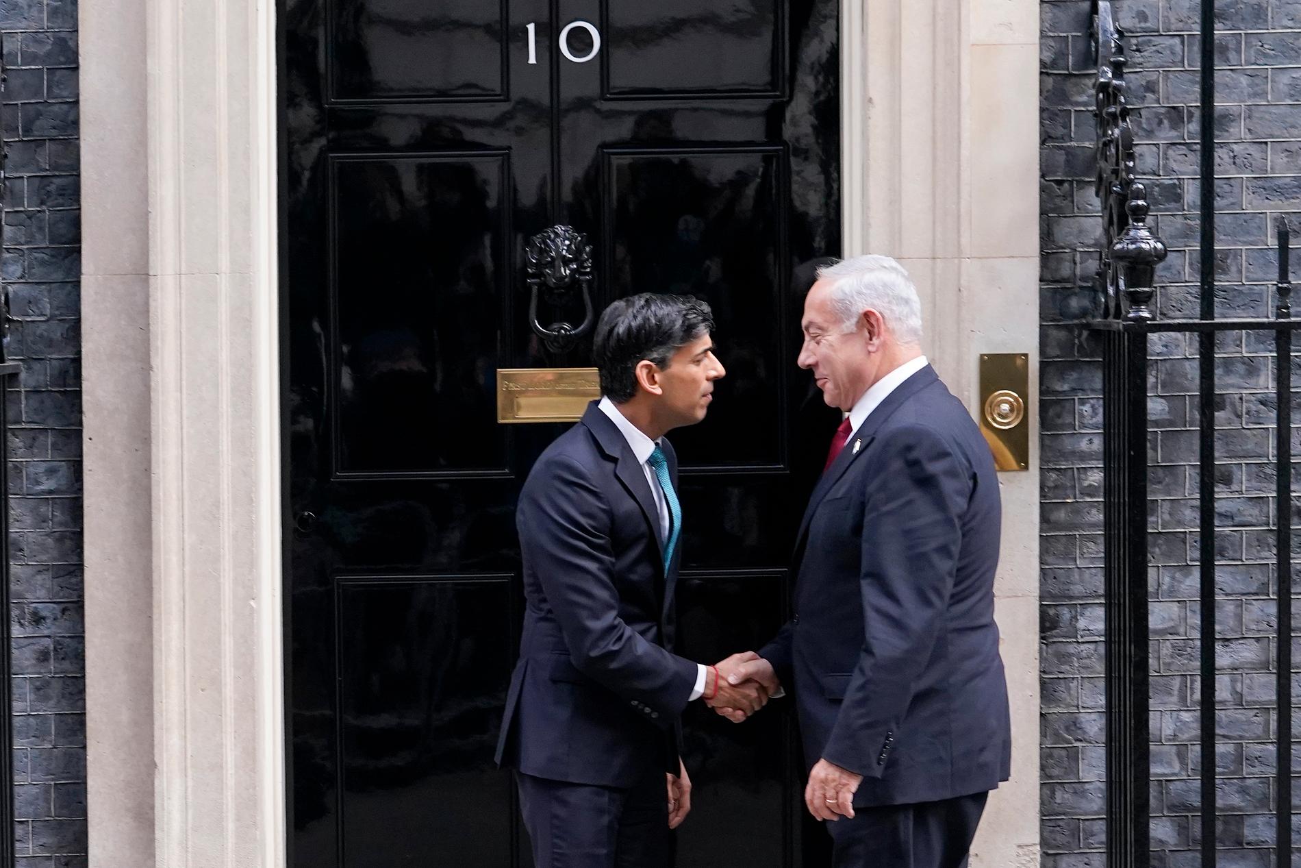Storbritanniens premiärminister Rishi Sunak välkomnar Benjamin Netanyahu vid 10 Downing street. 
