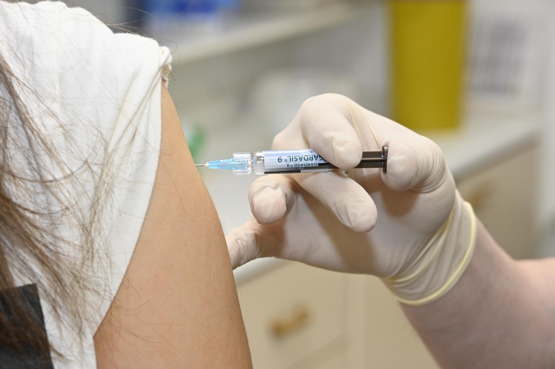 Genrebild på en patient som får vaccin Gardasil 9. Ett av de vaccinen som vaccinföretaget MSD levererat till Svea Vaccin.