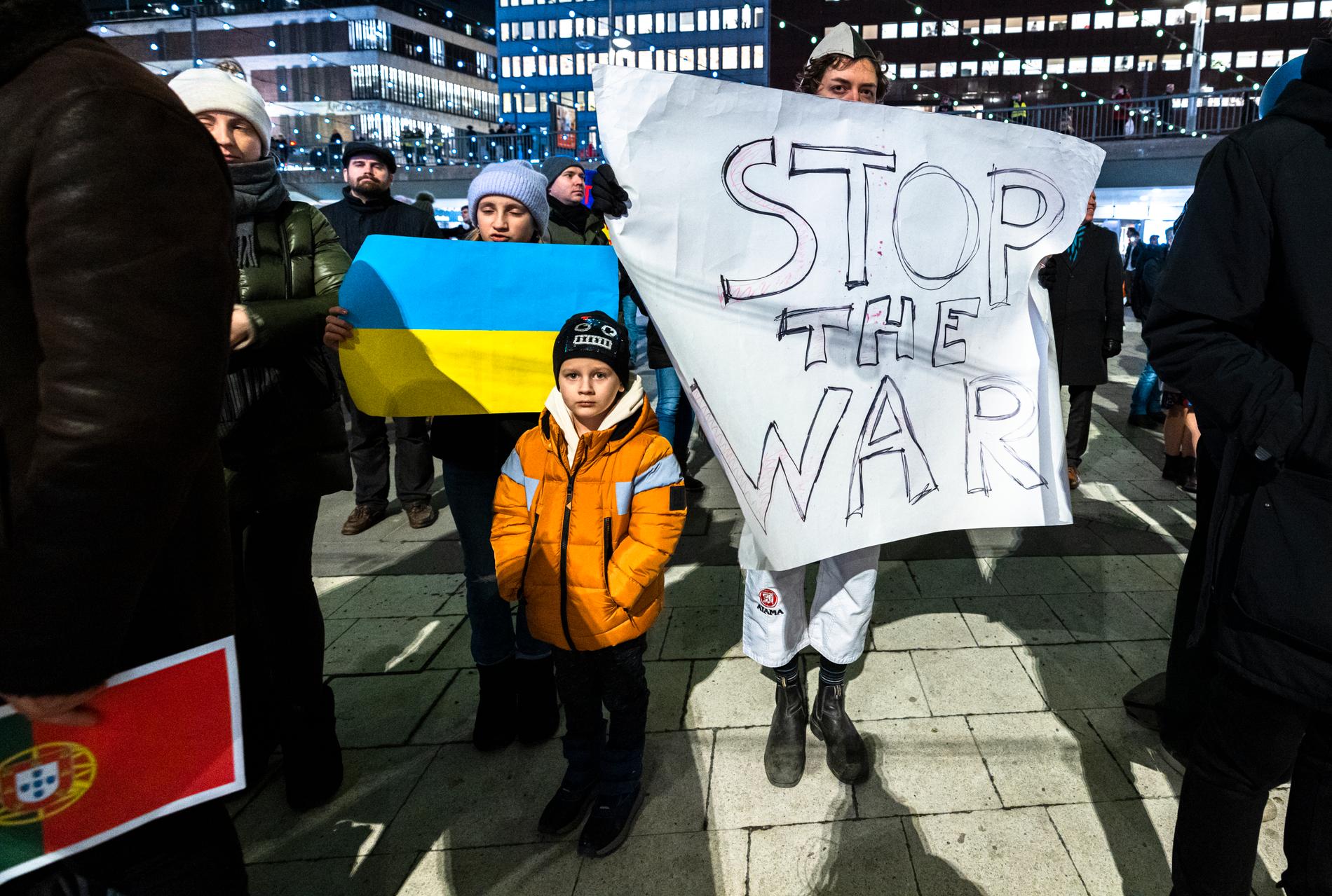 På tisdagen demonstrerade människor på Sergels torg i Stockholm mot Rysslands invasion av Ukraina.