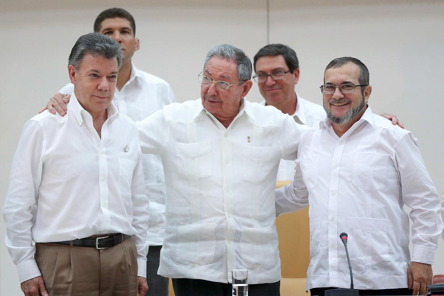Från vänster: Colombias president Juan Manuel Santos, Kubas president Raúl Castro och Farc-ledaren Rodrigo Londoño Rodrigo Londoño möttes i Havanna.