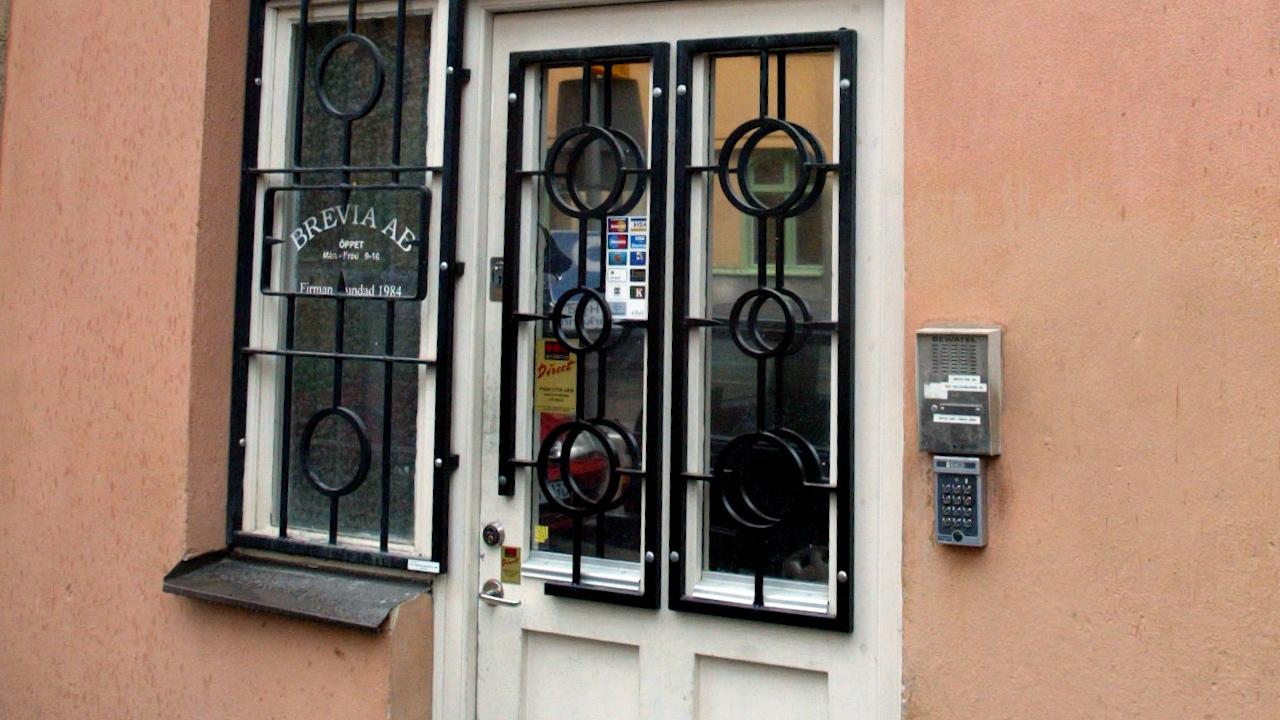 En postbox på Frejgatan 13 är enda spåret efter Red Hat Holdings Limited i Sverige. Här hyr ett företag ut postboxar bland annat till organiserad brottslighet och misstänkta terrorister.