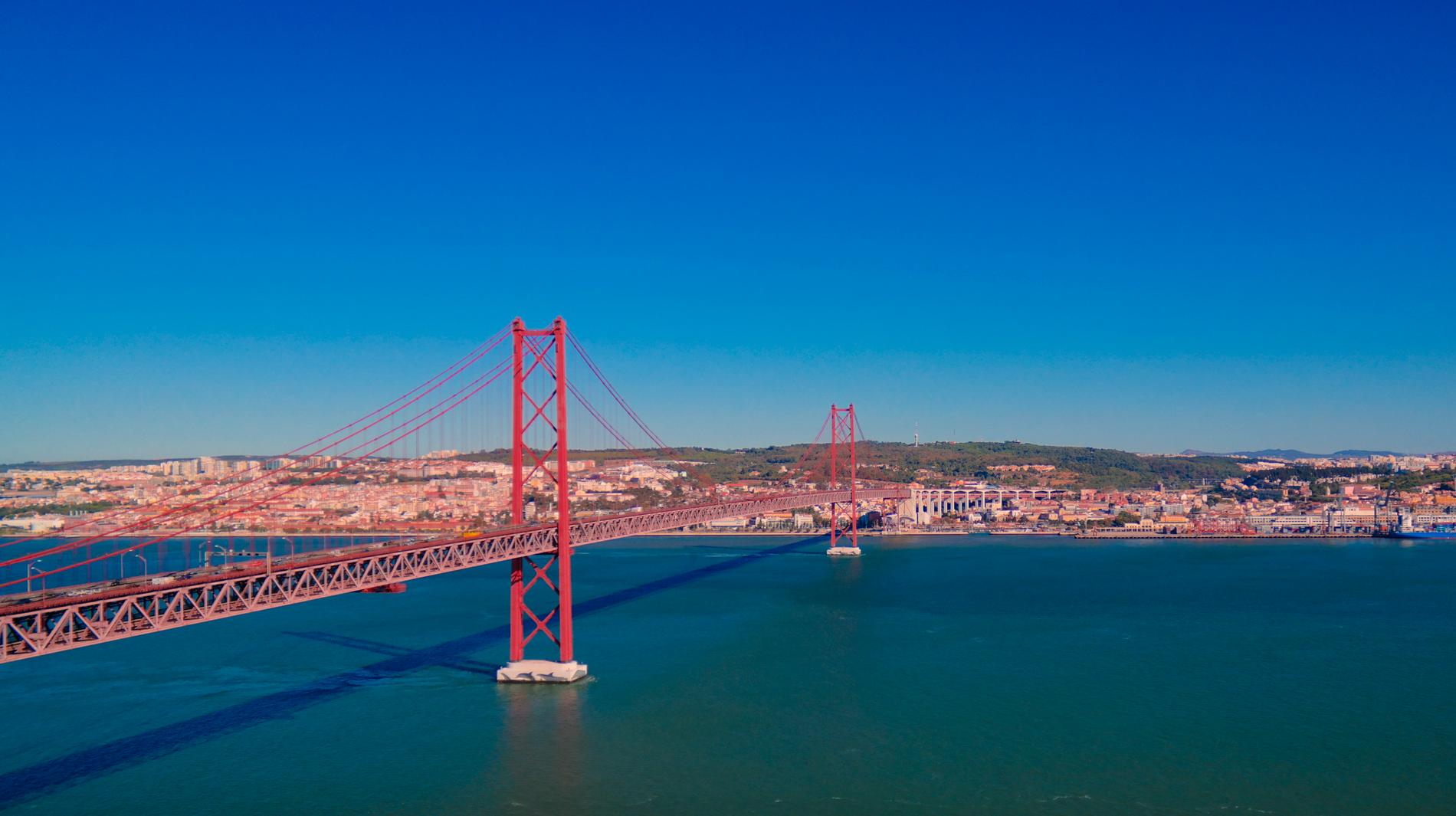 25 april-bron i Lissabon påminner starkt om föregångaren i USA. 