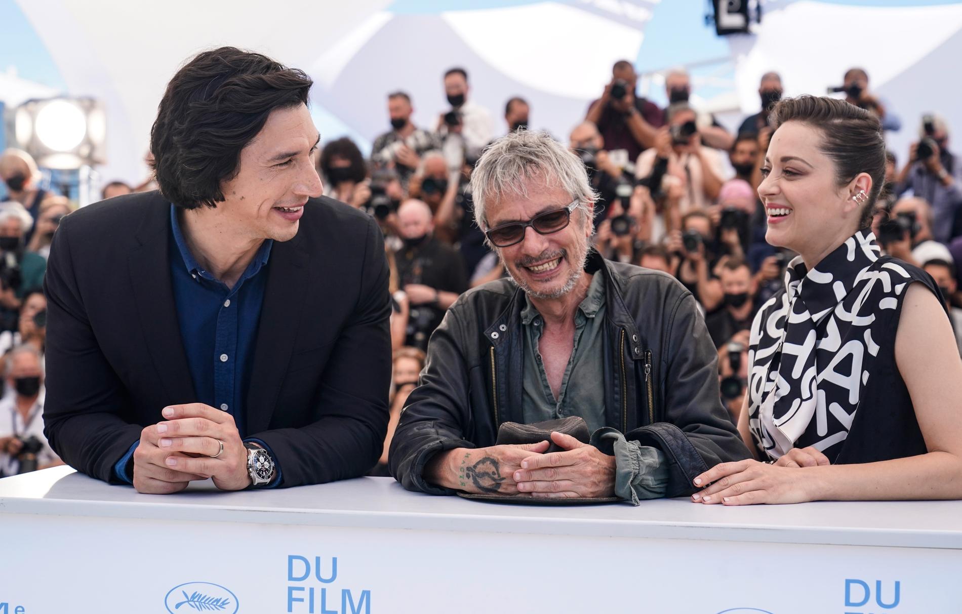 Huvudrollsinnehavarna Adam Driver och Marion Cotillard tillsammans med regissören Leos Carax under filmfestivalen i Cannes.