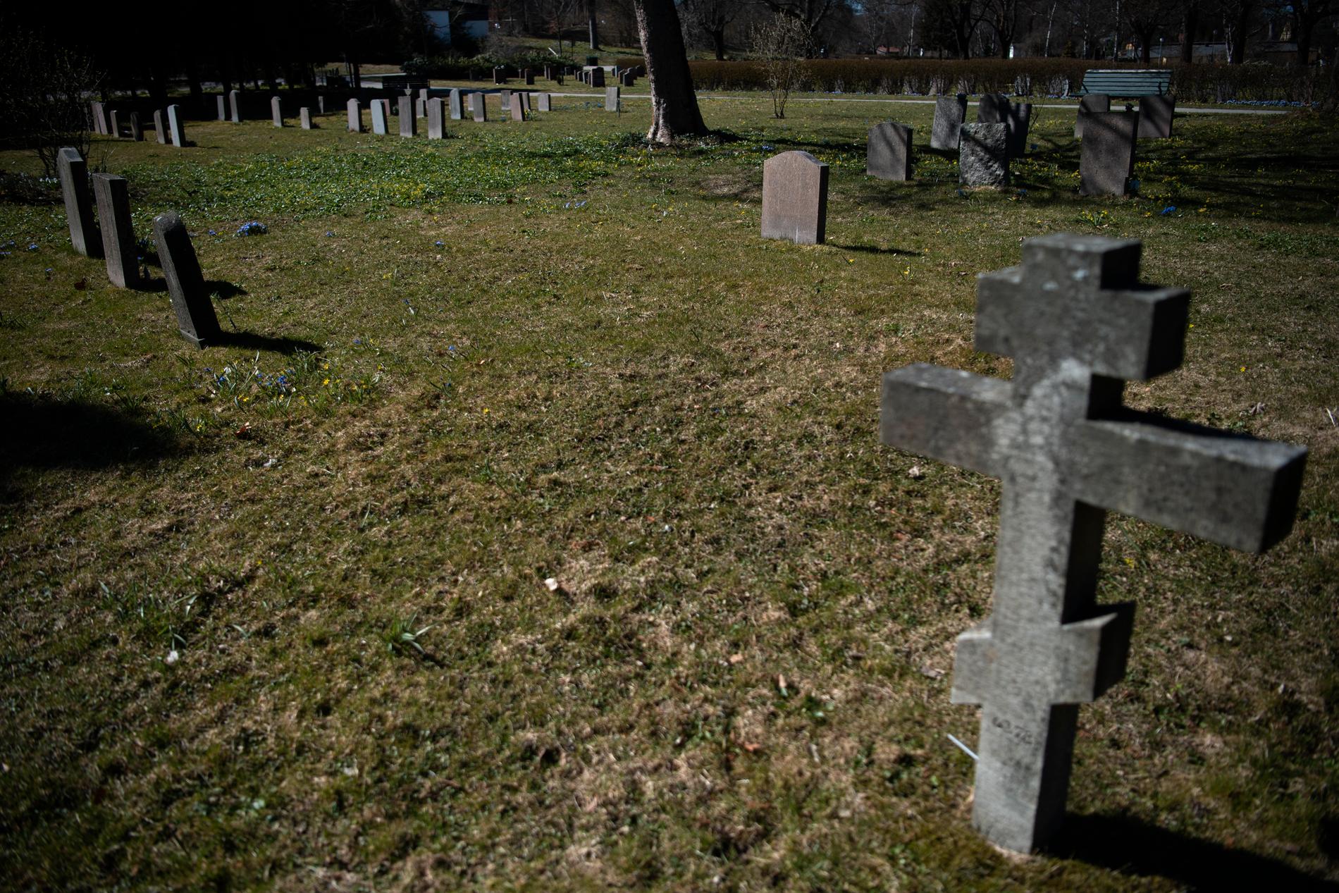 På Solna kyrkogård gapar ytor tomma där gravrättsinnehavare valt att plocka bort gravstenar.