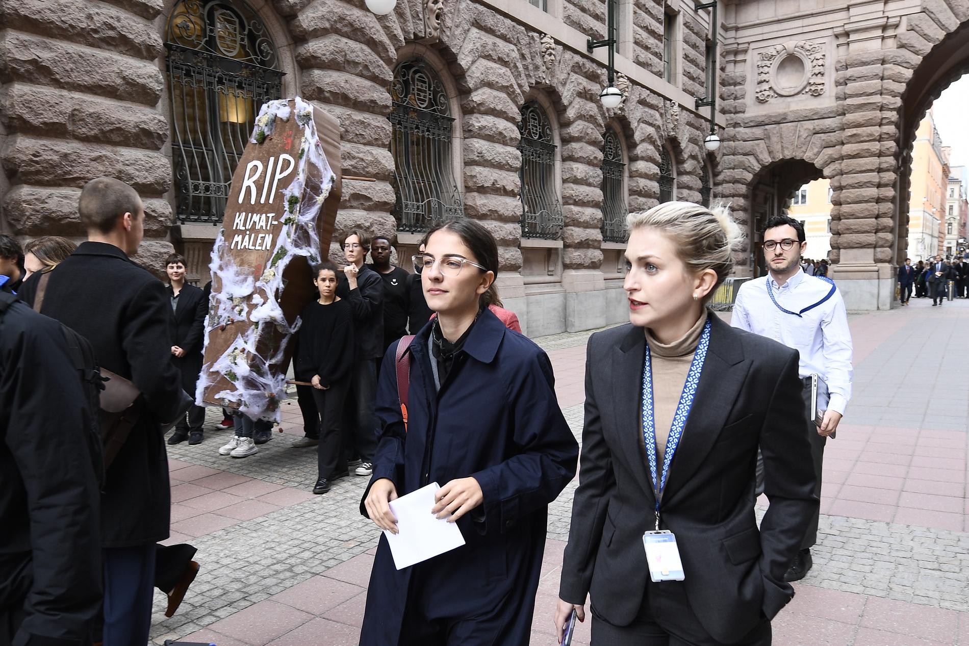 Klimat- och miljöminister Romina Pourmokhtari (L) promenerar mot riksdagen när budgeten ska överlämnas. Klimatdemonstrationer på plats