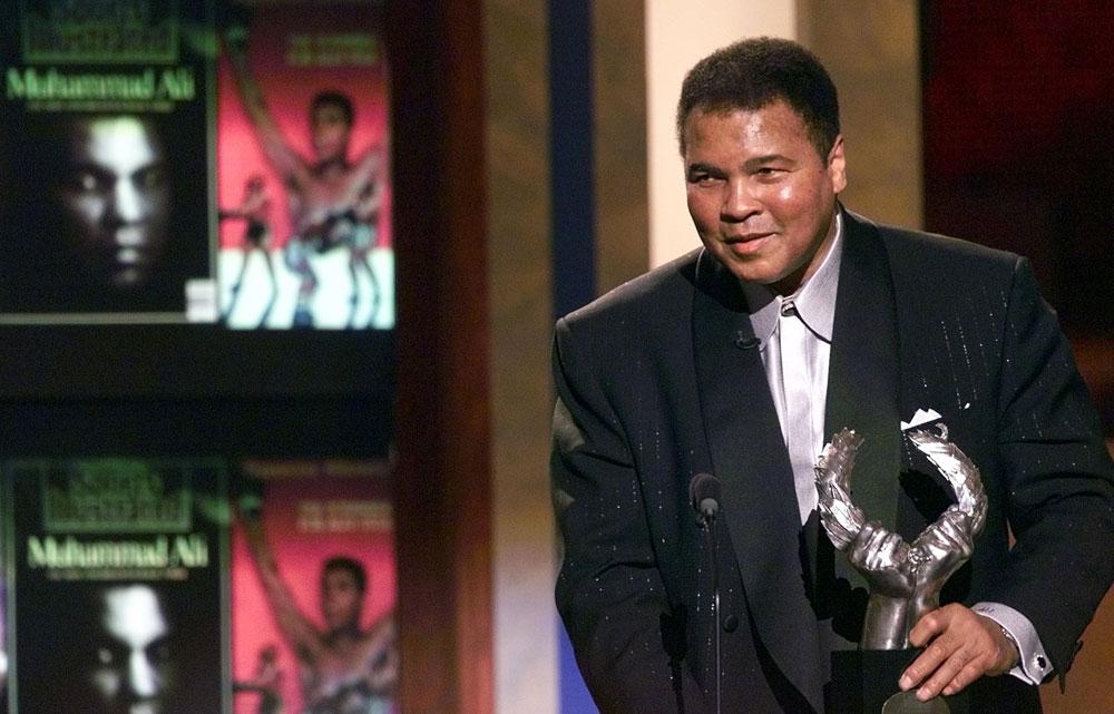 DEN STÖRSTE 1999 fick Muhammad Ali pris av magasinet Sports Illustrated som 1900-talets störste idrottsmannen alla kategorier.
