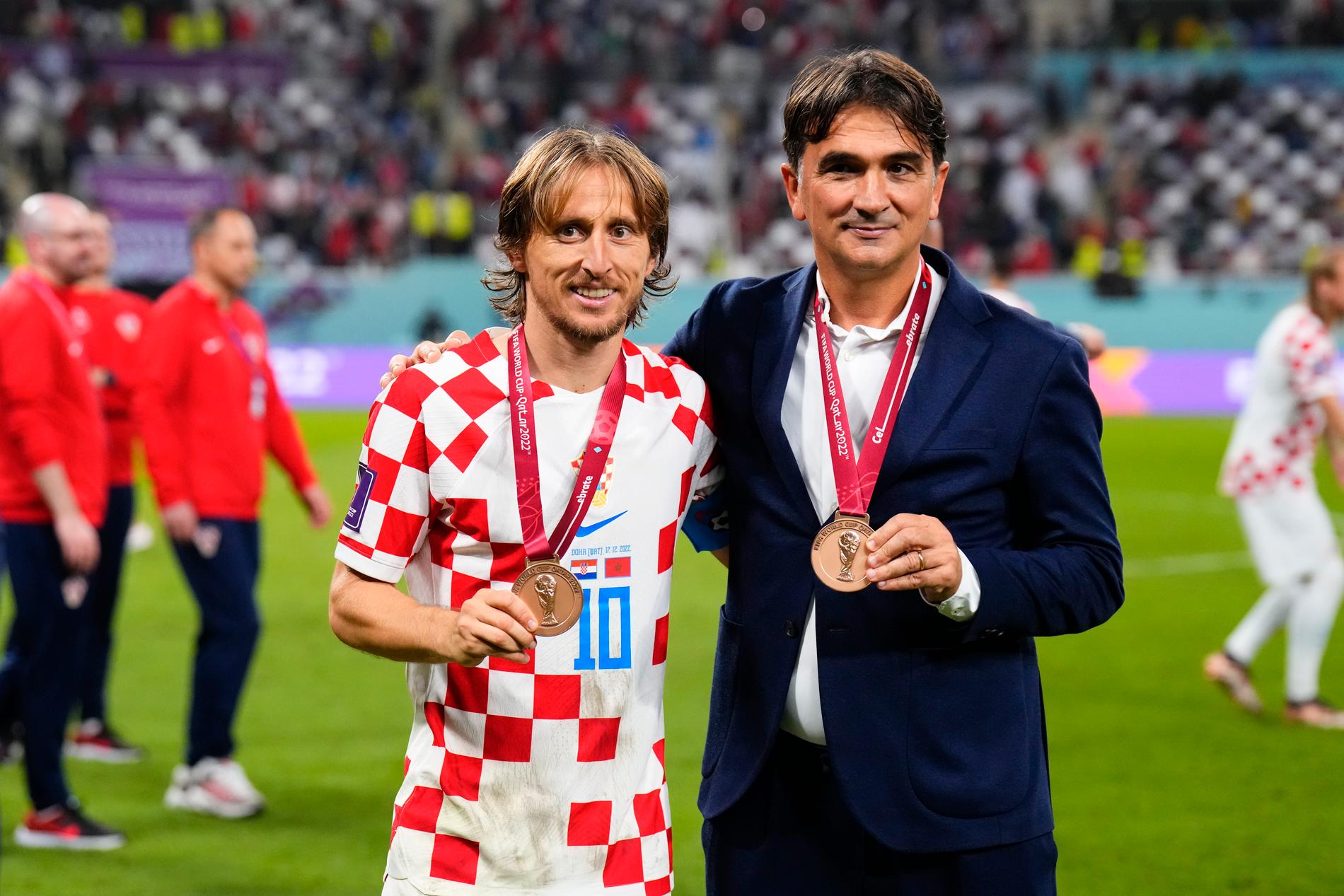 Luka Modric och Zlatko Dalic med bronsmedaljerna.