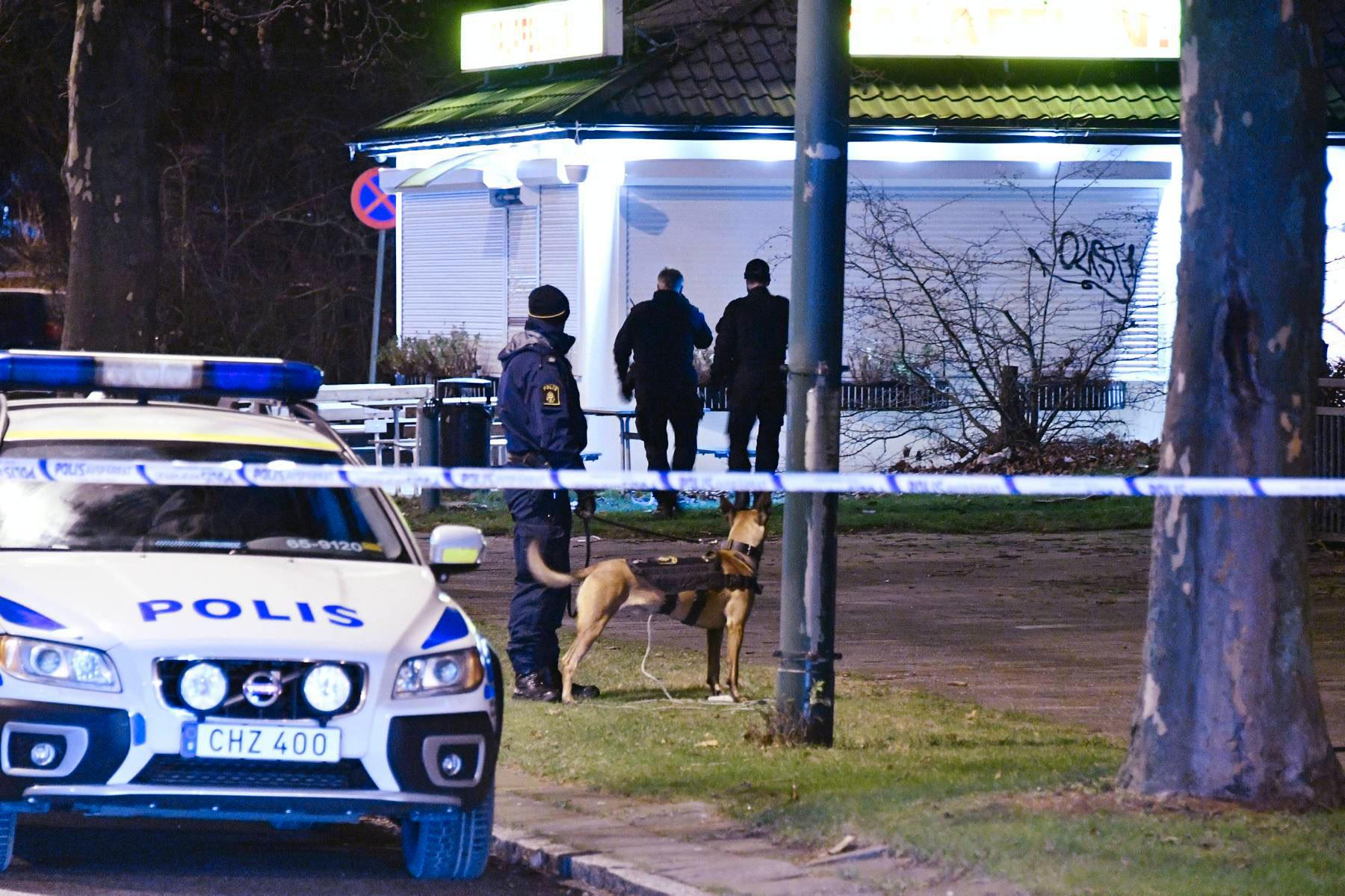 Den skadade hittades bakom en falafelrestaurang på Rosengård.