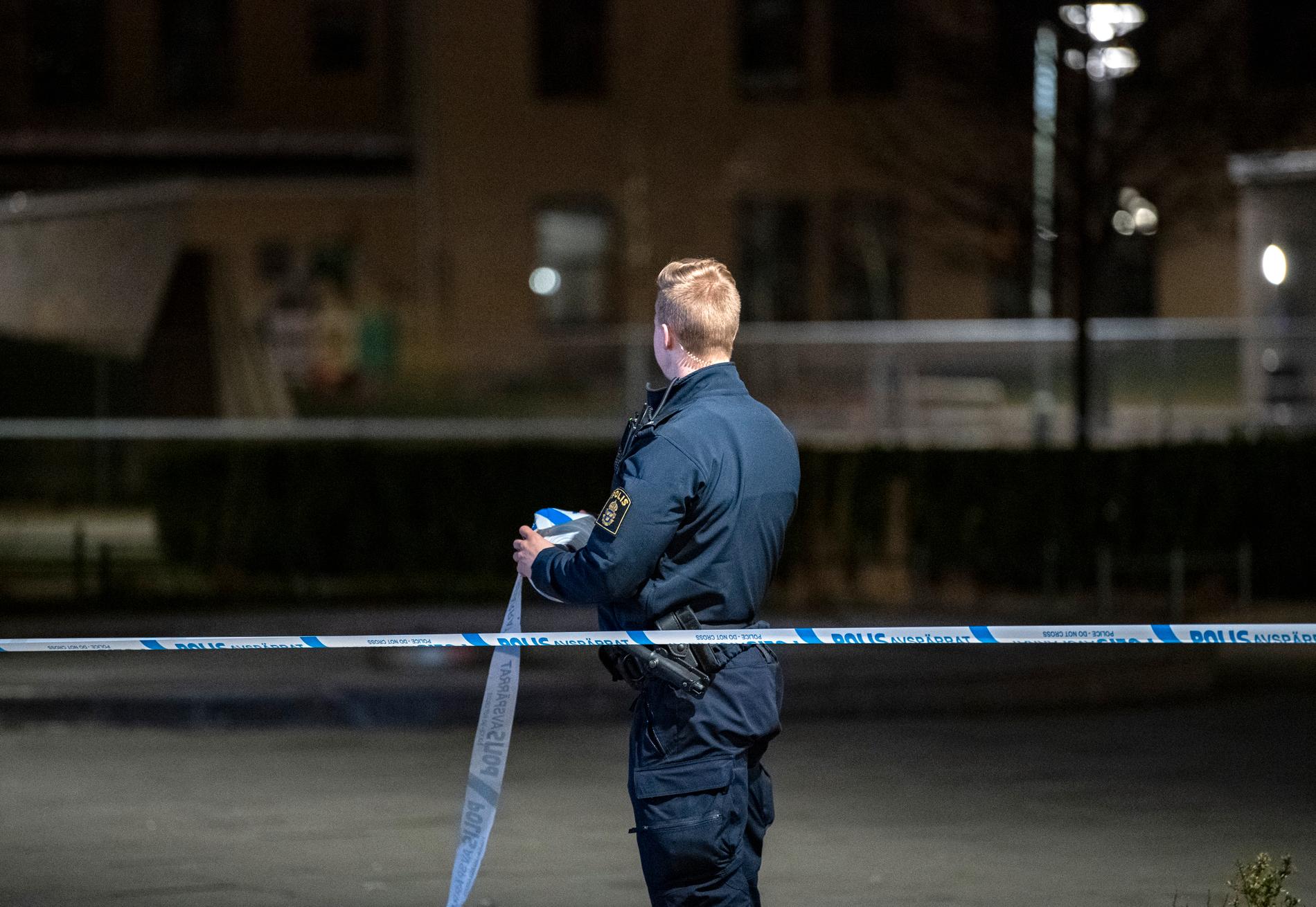 Polisen är på plats vid Almtorget i Malmö natten till måndag efter att en man i 20-årsåldern skjutits ihjäl.