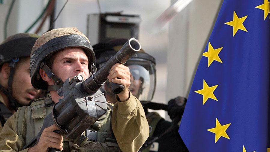 En israelisk soldat skjuter tårgas vid palestinska protester på Västbanken. Den israeliska regeringens linje innebär att man är beredd att med våld komma att utplåna förutsättningarna för en tvåstatslösning. Då måste EU reagera, skriver debattörerna.