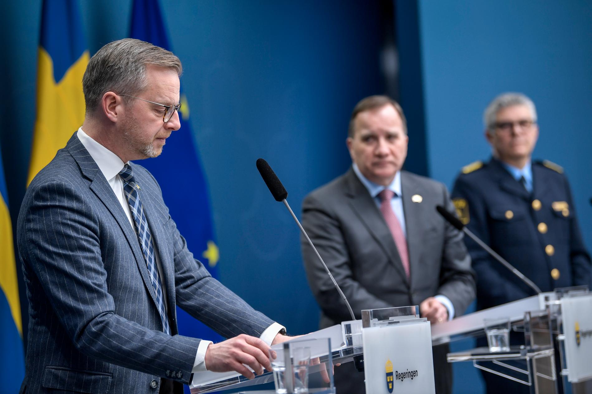 Inrikesminister Mikael Damberg, statsminister Stefan Löfven och rikspolischefen Anders Thornberg.