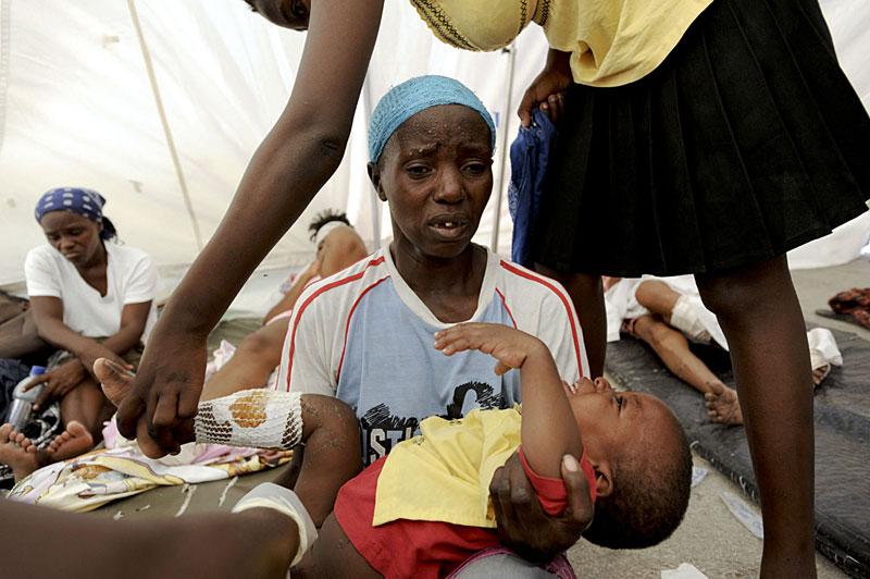 Tiotusentals haitier väntar fortfarande på hjälp med vård, mat och vatten. Här får ett skadat barn behandling av Läkare utan gränser.