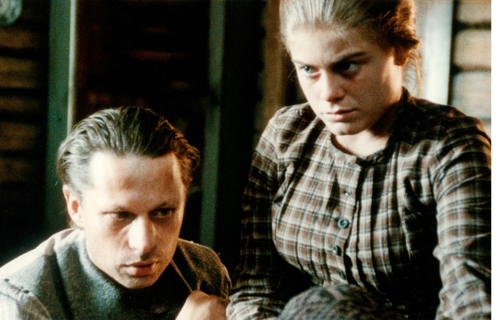 Pernilla Wahlgren och Reine Brynolfsson i kultfilmen ”Ormens väg på Hälleberget” från 1986