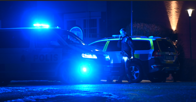 Flera polispatruller är på plats i bostadsområdet i Rissne nordväst om Stockholm. 