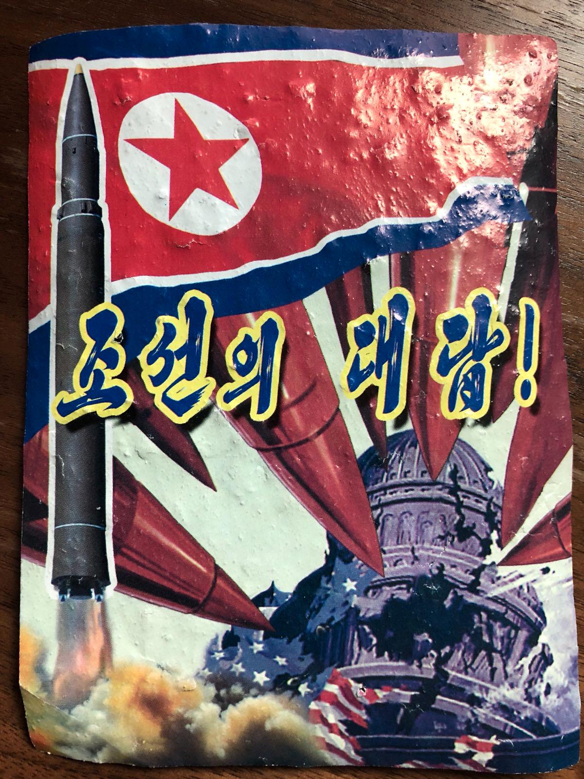Nordkoreansk propagandaaffisch som lyder: ”Det här är vårt svar”. 