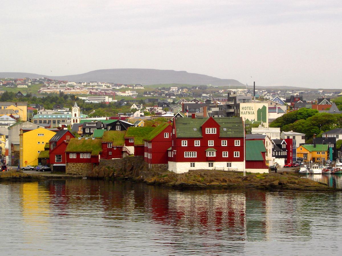 I Torshavn bor det 18 000 personer. Det röda huset är Färöarnas parlament – Tinganes.