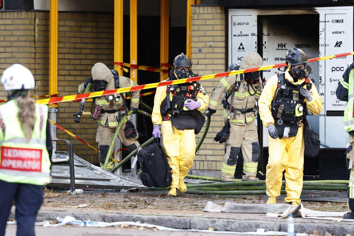 Brandmän och bombtekniker undersöker byggnaden.