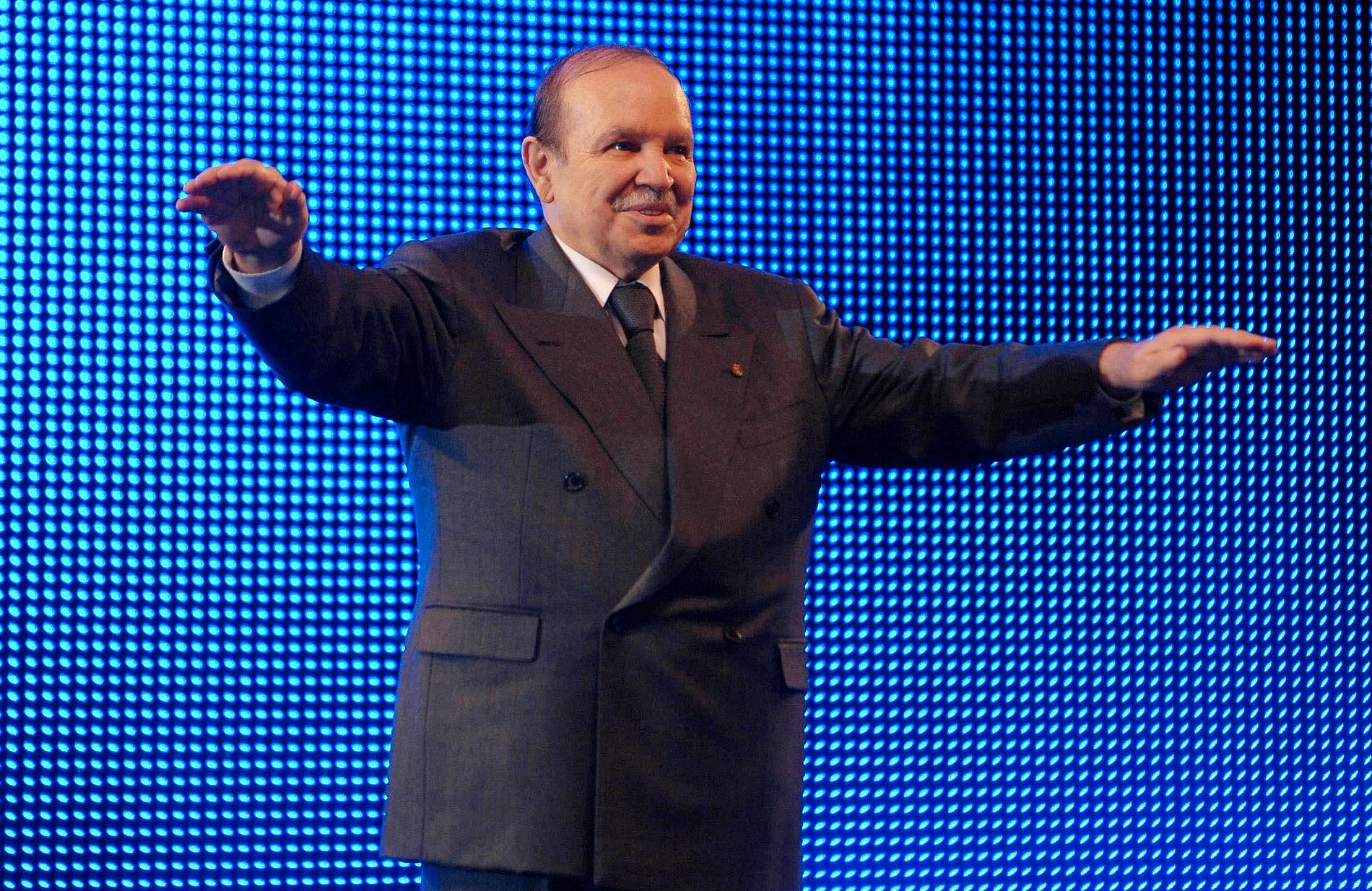 Abdelaziz Bouteflika vid relativt god vigör. Arkivbild från 2009.