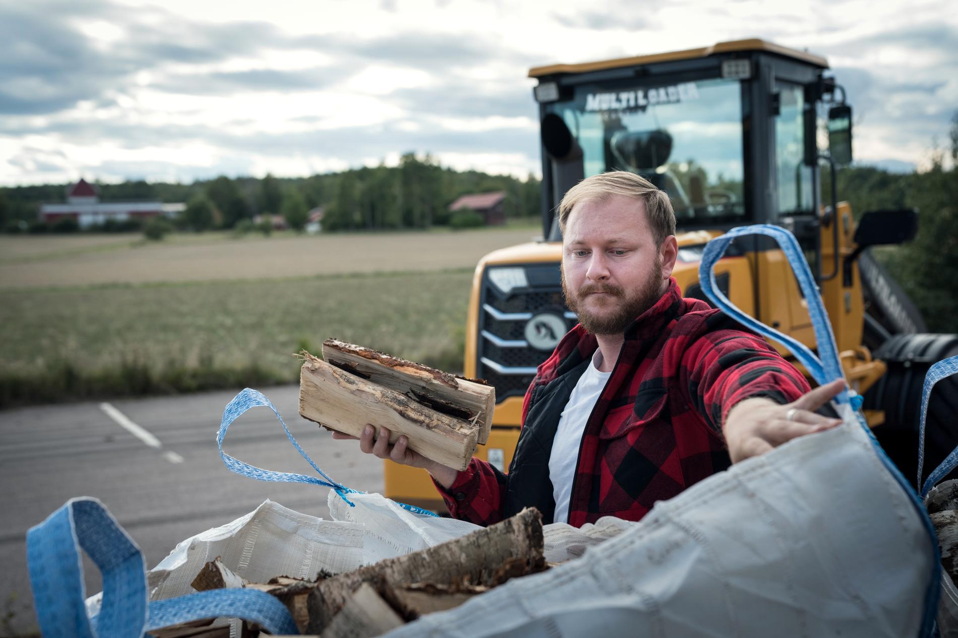 Oskar Karlsson, 33, började sälja ved i liten skala 2018.