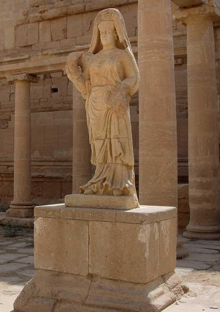 En staty föreställande en kvinna, i Hatra