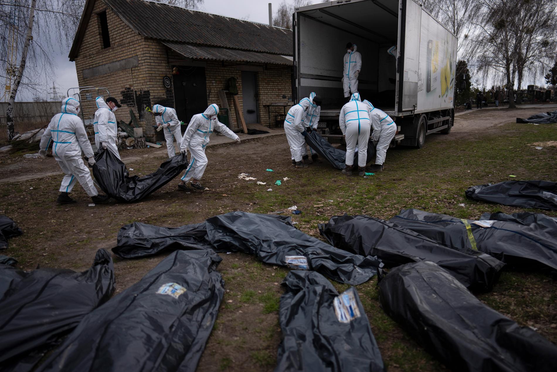 Över 400 kroppar har hittats i Butja sedan Ryssland lämnade Kievförorten.