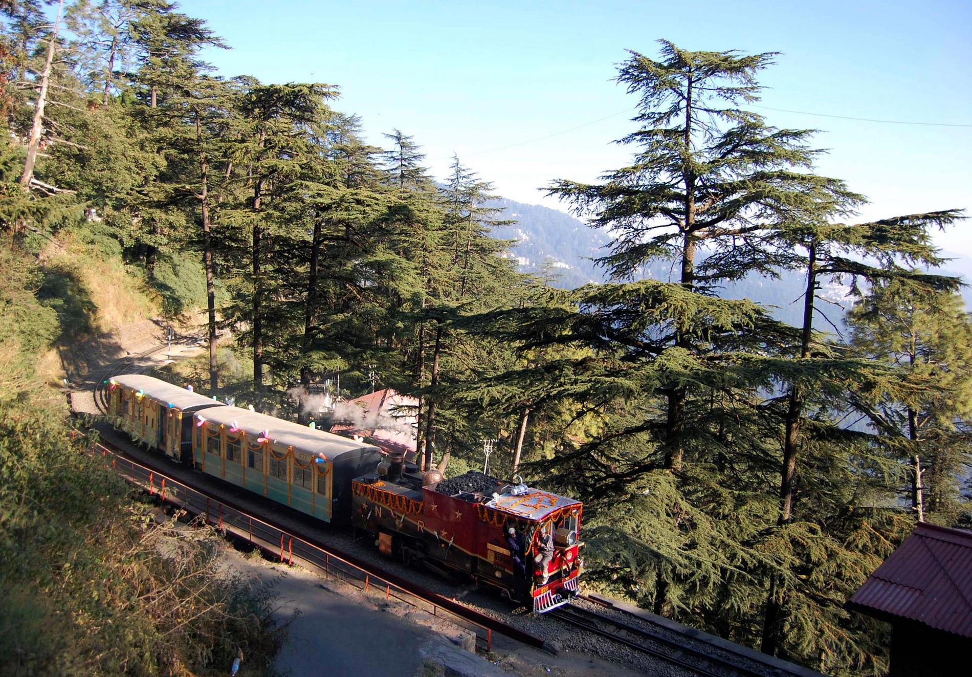 Mountain Railways of India, Indien The Darjeeling Himalayan Railway, Kalka-Shimla Railway och Kangra Valley Railway slingrar sig alla fram längs Himalayas lägre delar. De har också andra saker gemensamt: obekväma, smärtsamt långsamma och oftast överfulla med passagerare.
www.indianrailways.gov.in
 Kolla in billigaste flygen till Indien här.