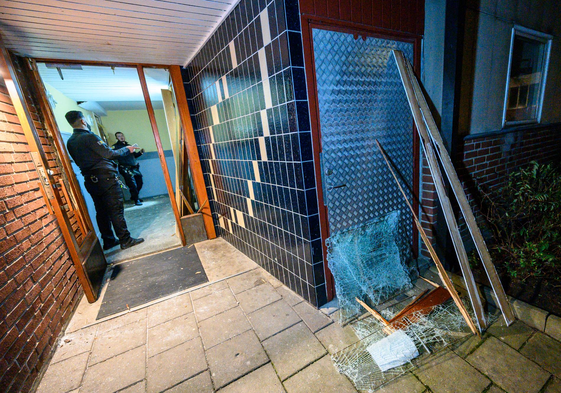 Skador i trapphuset efter att något detonerat i ett bostadshus i stadsdelen Drottninghög i Helsingborg natten till måndagen. Ingen person skadades.