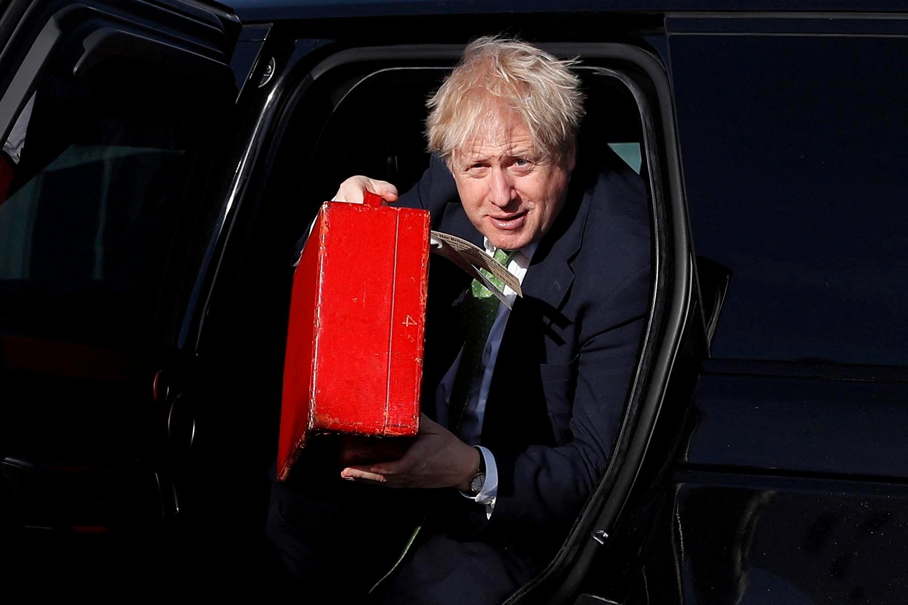 Boris Johnson hoppar in i ett plan på väg till Ukraina för samtal på tisdagen. 