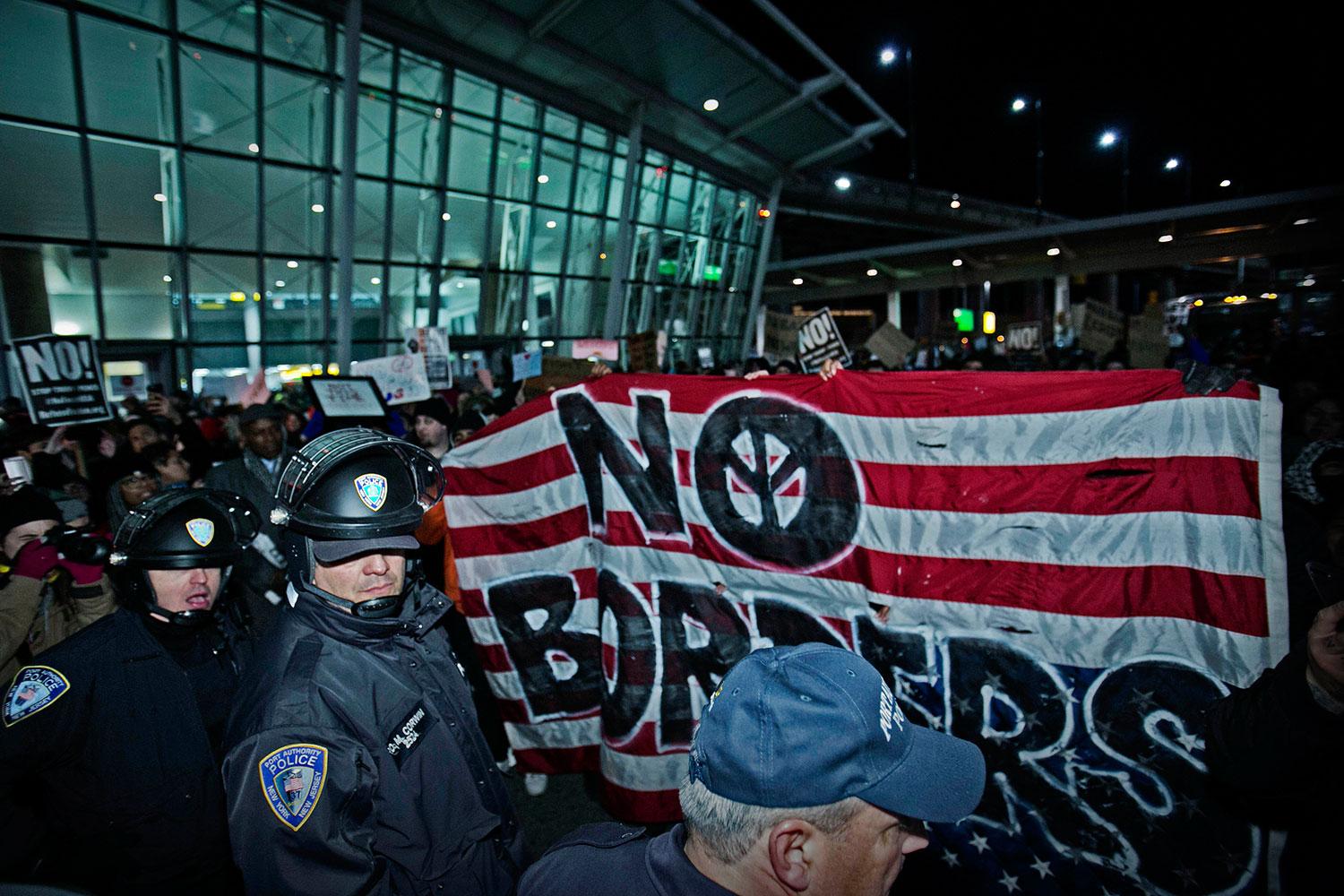 Protester vid JFK-flygplatsen.
