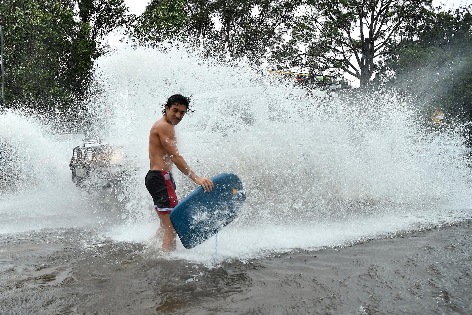 I flera dagar har skyfall orsakat översvämningar i delstaterna New South Wales och Queensland.