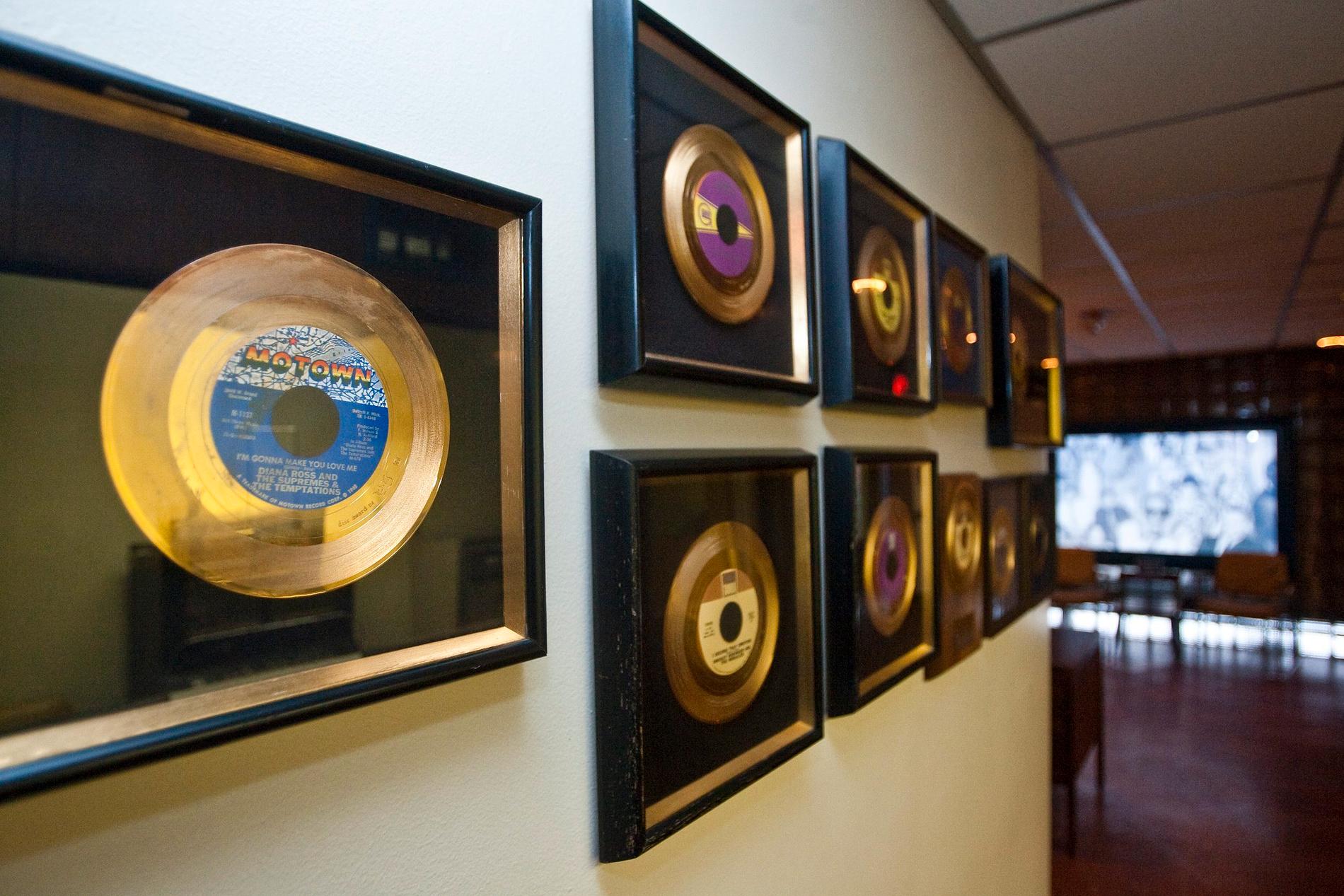 Guldskivor utställda på skivbolaget Motowns museum i Detroit. Arkivbild.