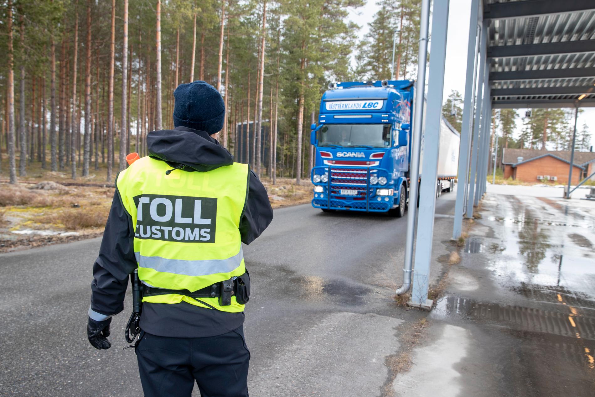 Tull- och polis kontrollerar riksgränsen mot Sverige vid Magnor i Norge. Arkivbild.